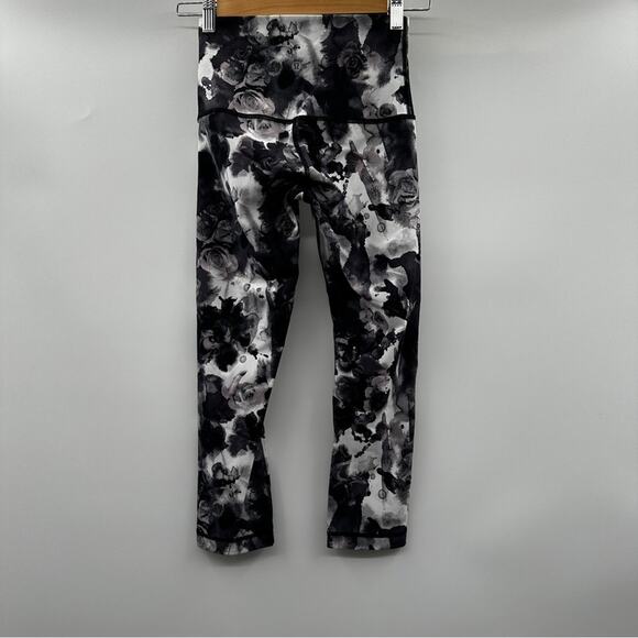 Lululemon Wunder Under Crop High Rise Leggings‎ in Obscurred Black Daisy Maeve 4 - Picture 5 of 12